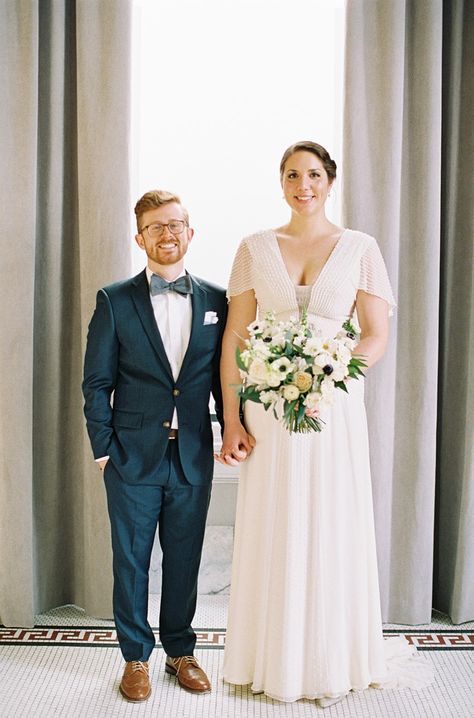 Tall Bride And Short Groom, Tall Brides Short Groom Poses, Wedding Photos Bride Taller Than Groom, Taller Bride Than Groom, Tall Brides Short Groom, Couple Poses Tall And Short, Short Groom Tall Bride, Short Groom Tall Bride Photo Ideas, Bride Taller Than Groom