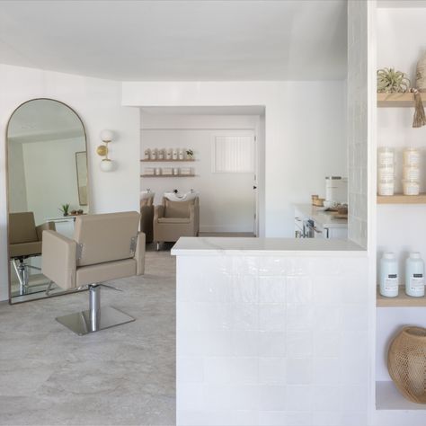 Minimal Hair Salon, Luxe Hair Salon, White Hair Salon, Modern Hair Salon, Salon Color Bar, Rustic Salon, Salon Goals, Organic Hair Salon, Makeup Studio Decor