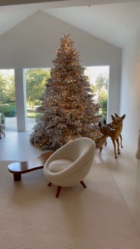 Christmas Ornaments Aesthetic, Kim K House, Lux Christmas, Gold Christmas Tree Decorations, Christmas Dreaming, Mediterranean Style Homes, Christmas Themes Decorations, Christmas Room Decor, Christmas Feeling