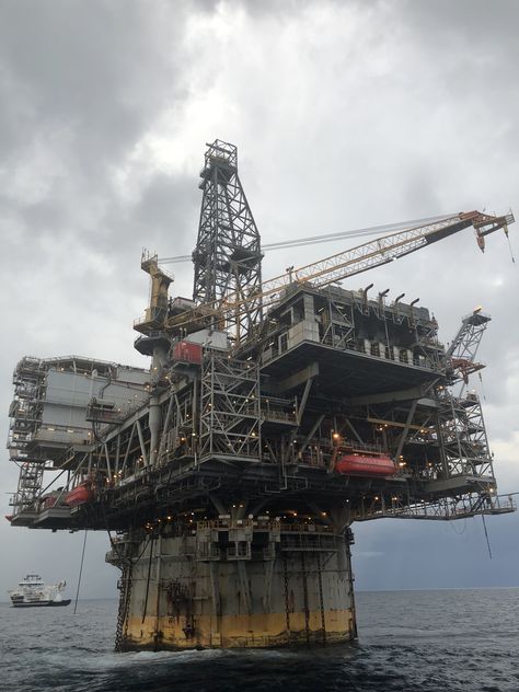 BP Mad Dog SPAR - GOM Off Shore Oil Rig, Hunger Games Arena, Oil Rig Jobs, Water Well Drilling Rigs, Petroleum Engineering, Texas Oil, Photography Female, Water Well Drilling, Sci Fi Architecture