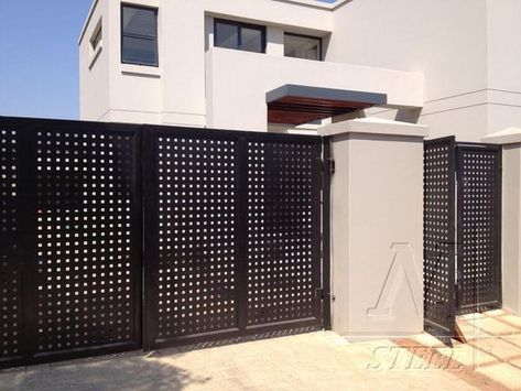 Amazing Iron Gate Design Ideas - Engineering Discoveries Gate Design Ideas, Metal Driveway Gates, Metal Gates Design, Home Designs Exterior, Beautiful Modern Homes, Grill Gate Design, Modern Gate, Grill Door Design, Front Gate Design