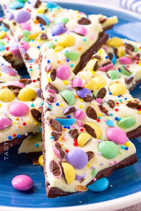 Looking for a delicious and easy Easter treat? Try our Easter Bark recipe made with dark and white chocolate, colorful M&M's, and sprinkles! This festive dessert is sure to be a hit with both kids and adults. Get the recipe now and impress your guests this Easter! Easter Bark Recipe, Easter Chocolate Bark, Easter Bark, Triple Chocolate Cheesecake, Easy Easter Treats, White Chocolate Bark, Coconut Cheesecake, Coconut Frosting, Bark Recipe