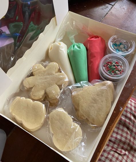 Diy Christmas Cookie Kit, Christmas Diy Cookie Kit, Christmas Business Ideas, Christmas Cookie Kits, Cookie Kit Gift, Baked Goods To Sell, Diy Cookie Kit, Diy Christmas Cookies, Cookie Kits