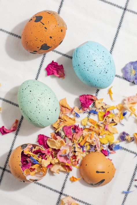 How to make Cascarones (Confetti Eggs) with Dried Flowers Confetti | Easter Basket Ideas | Florals DIY | Spring Decorations | Crafts for Adults | Chic Aesthetic | Cottage Core Easter Porch Ideas, Easter Kids Activities, Easter Bunny Activities, Easter Egg Clipart, Bunny Activities, Confetti Eggs, Egg Clipart, Easter Porch, Flower Confetti