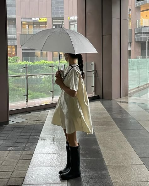 Rainy Day Outfit For Summer, Cozy Rainy Day Outfit, Rainy Day Outfit Ideas, Rainboots Outfit, Rainy Day Outfits, Cozy Rainy Day, Gloomy Weather, Coffee Date Outfits, Preppy Fall Outfits