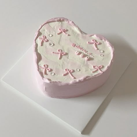 Pink And White Vintage Cake, Bow Cake Design, Coquette Cake Birthday, Simple Pink Birthday Cake, Heart Shape Cake Designs, Birthday Cake Coquette, Coquette Bday, Coquette Birthday Cake, Kue Disney