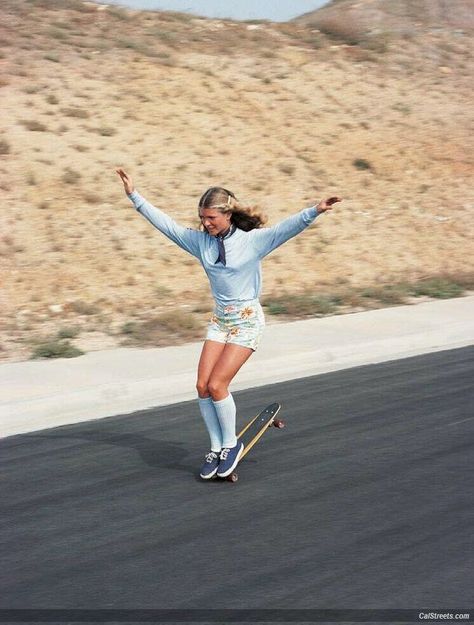 Ellen O’Neal – The Greatest Woman Freestyle Skateboarder in the 1970s ~ vintage everyday Hugh Holland, Skater Guy, Tony Alva, Stacy Peralta, Old School Skateboards, Yul Brynner, Chantal Thomass, Skater Girl Outfits, Kevin Spacey