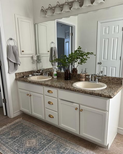 I feel like this bathroom has already come a long way! Moving into a spec home has its perks, we can make it our own with time! We still have a long list of things we plan to do here in the future, but for now, we are so happy with the progress being made and that the brown speckled granite is long gone. 👋 Swipe left to see the before! . . . #budgetfriendlydecor #affordablehomedecor #stylewithme #dailyreels #reelsinstagram #homeinspo #reelitfeelit #interiorinspiration #designonadime #designo... Tan Brown Granite, Spec Home, Jenny Smith, Granite Bathroom, Brown Granite, Home Design Diy, Long Gone, Budget Friendly Decor, List Of Things