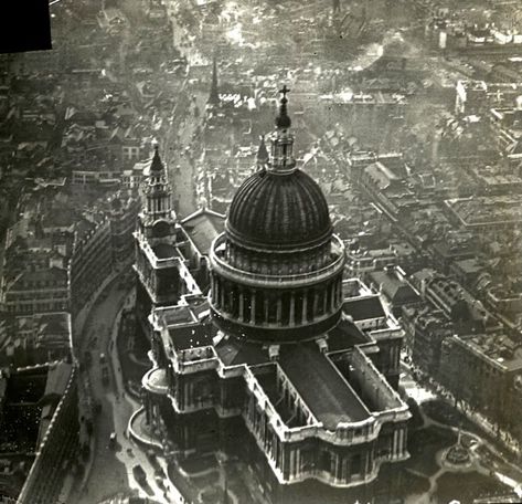 Old Photos of London From Above in the 1920s ~ Vintage Everyday Blitz Tattoo, St Pauls Cathedral London, London Cathedral, St Paul's Cathedral, Aerial Photos, Victorian London, Living In London, London History, London Landmarks