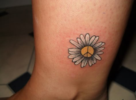 Love love! Daisy Peace Sign Tattoo, Hippie Tattoos, Peace Sign Tattoo, Small Daisy Tattoo, Daisy Tattoos, Sunflower Tattoo Thigh, Peace Sign Tattoos, Daisy Flower Tattoos, Peace Tattoos