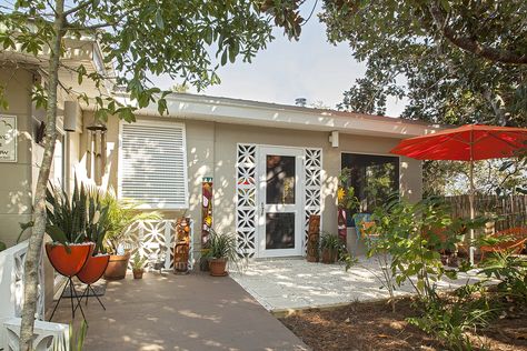 Little Seagrove Beach Bungalo + Heidiway Studio - Dwell Boho Beach House Surf Shack Exterior, Florida Concrete Block Homes, Surf Shack Exterior, Boho Beach House Surf Shack, Beach Bungalow Interior, Outdoor Concrete Patio, Florida Bungalow, Mid Century Beach, Raised Planters