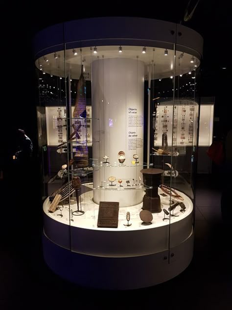 Display Case Ideas, Museum Exhibition Design Display, Glass Exhibition, Rock Museum, Museum Display Cases, Museum Display, Museum Interior, Museum Exhibition Design, Desain Pantry