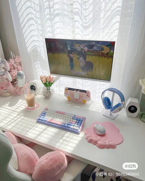 Pc Setup In Front Of Window, Pc And Vanity Setup, Cute Room Desk, Cute Room Aesthetic, Pc Set Ups, Kawaii Office, Vanity Setup, Gaming Desk Setup, Cozy Desk