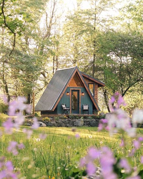 Farm Airbnb, Design Casa Piccola, Small Garden Shed, Tiny House Towns, Log Home Living, Secluded Cabin, Outdoor Sitting Area, Hillside Landscaping, Cabin Living