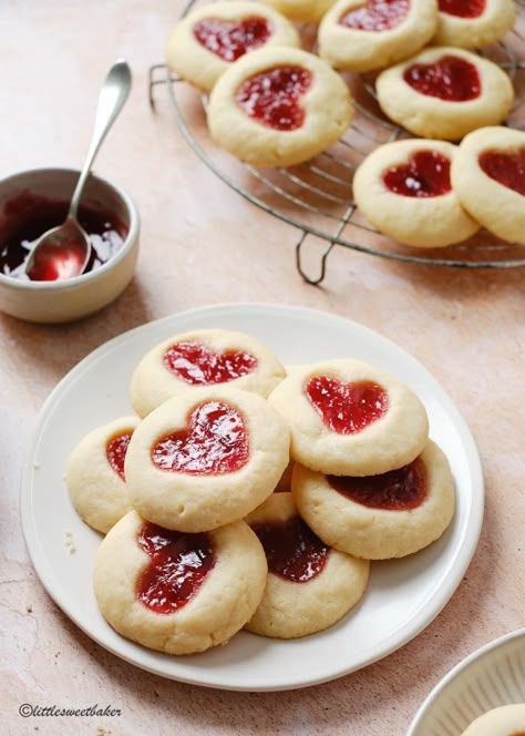 Strawberry Preserve Cookies, Vintage Baked Goods, Finger Print Cookies With Jam, Tea Time Sweets, Baked Goods For Boyfriend, Log Cookies Recipes, Easy Tea Party Desserts, Small Baked Goods, Heart Jelly Cookies