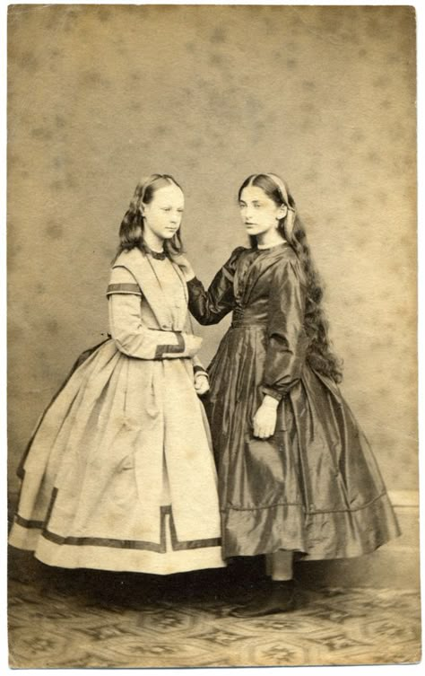 vintage everyday: Lovely Portraits of Victorian Teenage Girls from the 1840s-90s Gaun Abad Pertengahan, Victorian Photography, Vintage Children Photos, Victorian Life, Antique Photography, Victorian Photos, Vintage Portraits, The Hand, Vintage Pictures