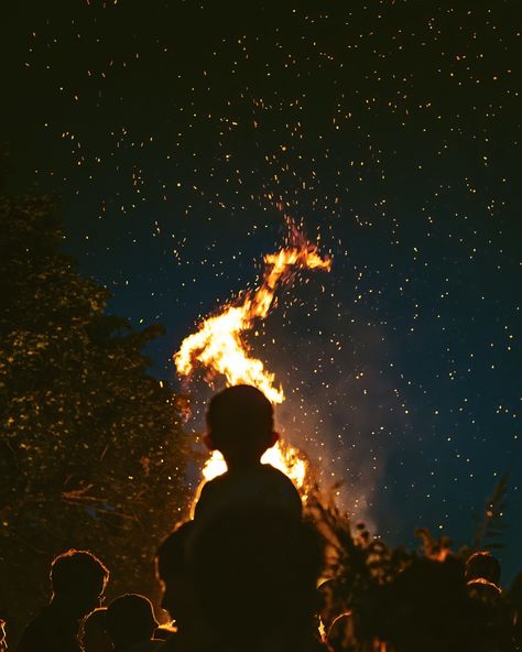 hoguera de san juan Pagan Festivals, Bonfire Party, Fire Festival, Silhouette People, Free High Resolution Photos, Intention Candles, Sparkling Lights, The Enchantments, Divine Mother