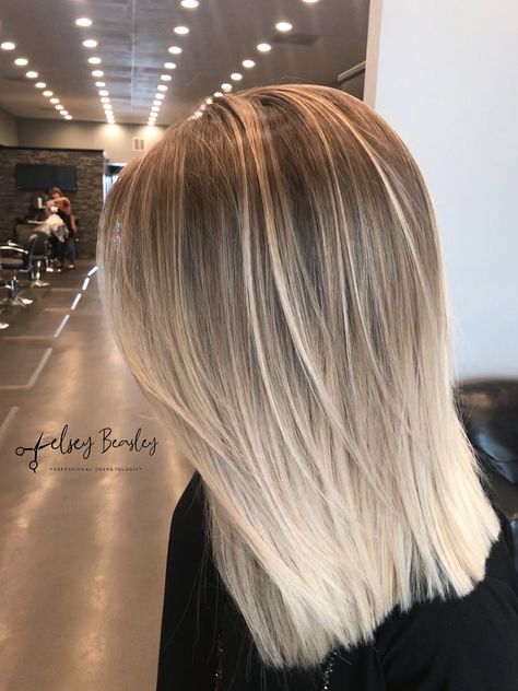 Babylights and Balayage with a shadow root! Creates a seamless ombré effect! Beige blonde ❤️ Shadow Root Straight Hair, Balayage On Short Straight Hair, Ice Blonde Balayage Short Hair, Ombre Roots Blonde, Lived In Blonde Balayage Straight Hair, Blonde Balayage Short Straight Hair, Root Smudge Straight Hair, Ash Blonde Shadow Root Balayage, Ombre Hair Blonde Straight