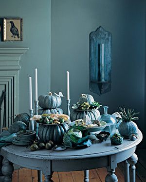 Halloween Table Centerpieces, Martha Stewart Halloween, Easy Halloween Party, Halloween Centerpiece, Adornos Halloween, Blue Pumpkins, Stacked Pumpkins, Green Pumpkin, Pumpkin Centerpieces