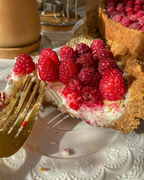 Rasberry Cheesecake, Raspberry Desserts, Bakers Gonna Bake, Raspberry Recipes, Raspberry Cake, Raspberry Cheesecake, Sweet Cakes, Fruit Cake, Food Obsession