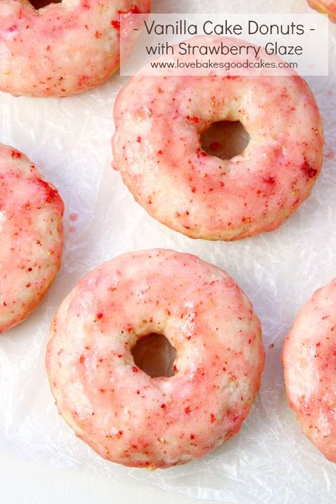 These Vanilla Cake Donuts with Strawberry Glaze are perfect for breakfast or a snack! They're easy to make and the glaze is made with fresh strawberries! So yummy! Strawberry Donuts Recipe, Strawberry Doughnut, Strawberry Donut, Strawberry Things, Strawberry Donuts, Strawberry Glaze, Cronut, Doughnut Cake, Baked Strawberries