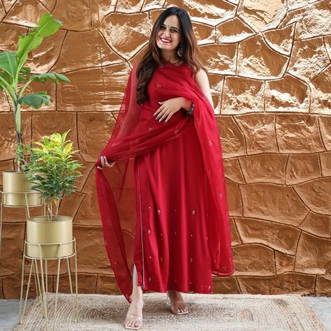 Bunaai on Instagram: “Slay all day long and look absolutely elegant in our beautiful Scarlet Red Suit Set ❤️ The colour red can never go wrong, and this scarlet…” Red Indian Suit, Red Salwar Suit, Red Anarkali Suits, Red Colour Dress, Karva Chauth, Satin Suit, Blouses Designs, Indian Designer Suits, Pakistani Fashion Casual