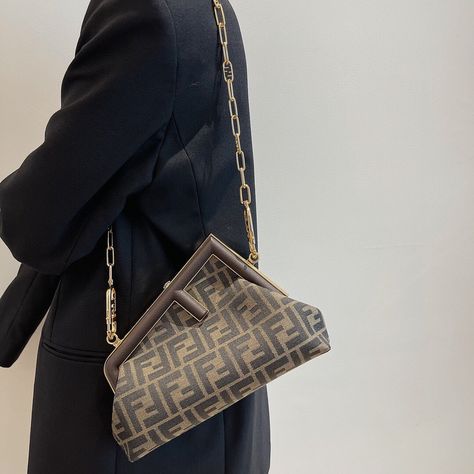 Fendi first clutch shoulder bag + extra chain Fendi Clutch Bag, Fendi First Bag Outfit, Fendi Bag Outfit, Fendi First Bag, Basic Bags, Gucci Art, Clutch Outfit, Fendi Clutch, Fendi First