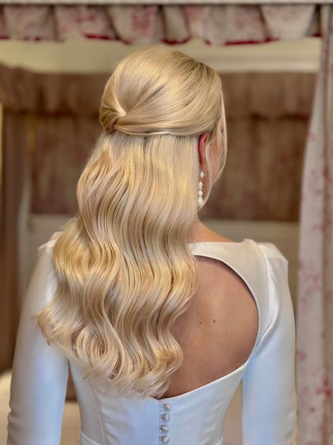 Smooth hollywood waves pulled back into a classic half up half down style 

The perfect style for modern or traditional brides to be!

#halfuphalfdown #bridalhairstyle #suzannenevillebride #hollywoodwave #softwavehairstyle #weddinghairstyles Glam Curls Wedding Half Up Half Down, Half Up Half Down Pulled Back, Holly Wood Wave, Simple Classic Wedding Hair, Loose Glam Waves, Bridesmaid Hairstyles With Pearls, Half Up Half Down Wedding Hair Pearls, Hollywood Waves Wedding Hair With Veil, Old Money Bridal Hair