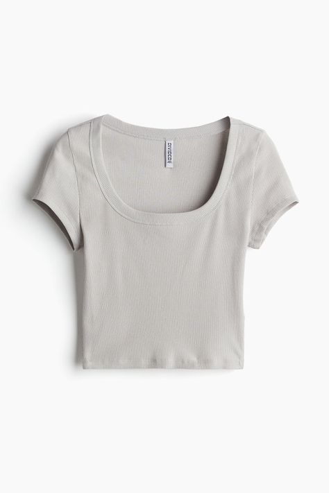 Fitted crop T-shirt in ribbed jersey. Scoop neck with narrow trim. Shirts Crop, Spring Shower, Crop T Shirt, Lady Grey, Cropped T Shirt, Light Summer, Crop Tshirt, Light Gray, Cotton Shirt