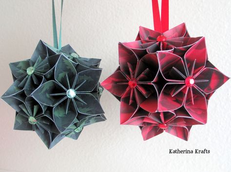 Kusudama Ball, Holiday Origami, Couronne Diy, Origami Flowers Tutorial, Origami Ball, Origami And Kirigami, Paper Christmas Ornaments, Folding Origami, Christmas Origami