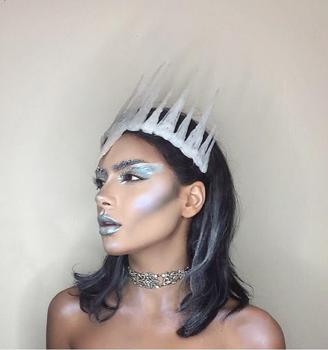 AIR 🌬 ♊️Gemini- the gift ♎️Libra- the charm ♒️Aquarius- the vision Crazy Make Up, Ice Queen Costume, Ice Queen Makeup, Snow Beauty, Fantasy Make-up, Halloween Make-up Looks, Make Up Designs, Cold Christmas, Trendy Eyeshadow