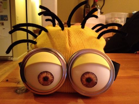 DIY Minion Costume. Goggles are Mason Jar covers and whiffle balls! Minion Costume Ideas, Toddler Minion Costume, Purple Minion Costume, Adult Minion Costume, Diy Minion Costume, Minion Goggles, Homemade Minion Costumes, Minion Costume, Diy Minions