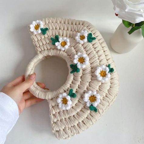 www.Bepatterns.com free crochet purse patterns 2022 crochet patterns https://www.youtube.com/watch?v=-NUafouuLPo&t=1s Amigurumi Daisy, Crochet Bag Pattern Free, Crochet Business, Kawaii Crochet, Crochet Handbags Patterns, Crochet Fall, Crochet Pumpkin, Crochet Purse Patterns, Quick Crochet