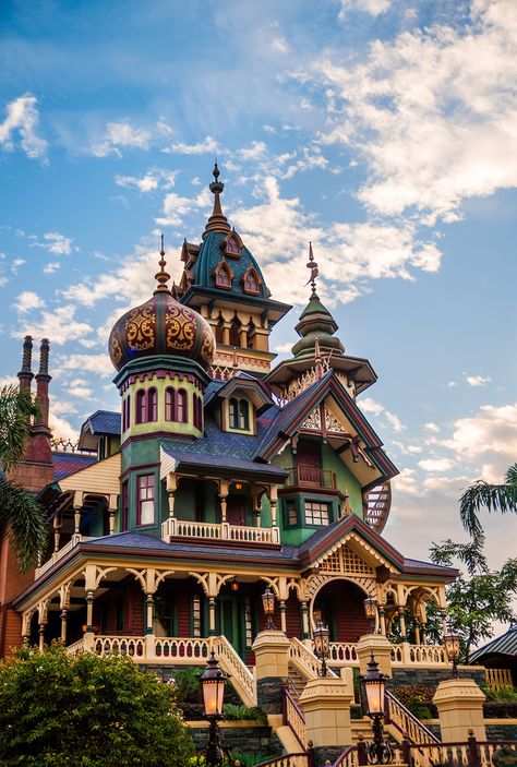 Haunted Mansion ~ Tokyo Mystic Manor, Disney Tourist Blog, Hong Kong Disneyland, Victorian Architecture, Tokyo Disneyland, Disney Theme Parks, Full Look, Haunted Mansion, Pretty House