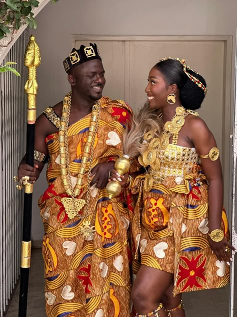 Kente Traditional Attire, Ghanaian Wedding Dress, Cameroon Wedding, Traditional Ghanaian Wedding, Ghana Outfits, Ghana Gold, Kente Outfits, Ghana Clothing, Ghana Traditional Wedding