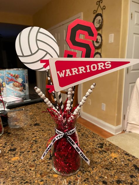 Volleyball Party Decorations Diy, Volleyball Tournament Table Decorations, Hockey Banquet Decorations, Cheerleading Centerpieces Banquet Ideas, School Spirit Centerpieces, Volleyball Awards Banquet, Sports Banquet Centerpieces Diy, Volleyball Balloon Bouquet, High School Sports Banquet Centerpieces