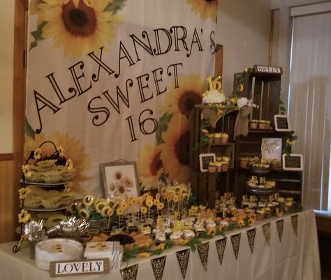 Rustic Sunflower Sweet 16 Cup Cake Display Sunflower Sweet 16, Country Sweet 16, Country Birthday Party, Sunflower Cup, Sunflower Birthday Parties, Country Themed Parties, Vintage Party Ideas, Sweet 16 Party Themes