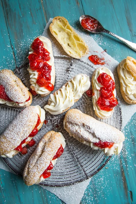 Strawberry Cheesecake Eclairs - Country Cleaver No Bake Cheesecake Filling, Profiterole, Eclair Recipe, Easy No Bake Cheesecake, Cheesecake Filling, Easy No Bake, Bake Cheesecake, Snacks Für Party, No Bake Cheesecake