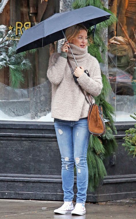 Kate Hudson from The Big Picture: Today's Hot Pics The actress is the picture of bundled-up chic on a rainy day in New York. Ryder Robinson, Kate Hudson Style, Rainy Day Outfit Casual, Rainy Day Outfit For Spring, Layered Turtleneck, Rainy Day Outfits, Rainy Day Outfit For Work, Day Outfits, Kate Hudson