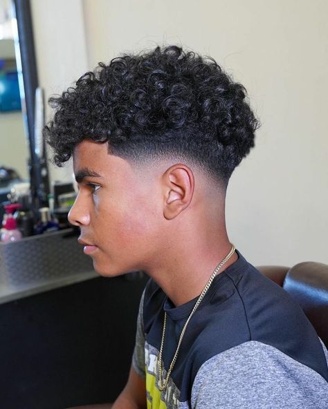 Cortes de cabelos masculinos americanos Mixed Boys Haircuts, Low Fade Curly Hair, Boys Haircuts Curly Hair, Boys Curly Haircuts, Fade Haircut Curly Hair, Taper Fade Curly Hair, Mens Hairstyles Curly, Men's Curly Hairstyles, Haircut Selfie