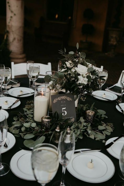 Black Tablecloth Wedding, Black Wedding Table, Round Wedding Tables, Villa Siena, Dark Green Wedding, Dark Wedding Theme, Black And White Wedding Theme, Bridesmaids Bouquet, Green Themed Wedding