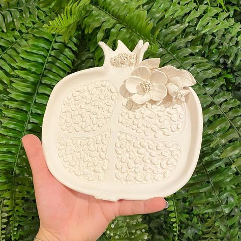 Pomegranate Clay Art, Pomegranate Pottery, Yalda Night, Flower Tray, Pottery Lessons, Paper Mache Sculpture, Jewish Holiday, Diy Pottery, Art Clay