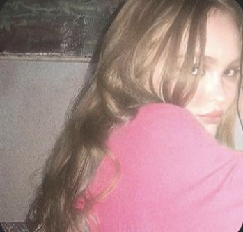 Jennie And Lily Rose Depp Icons, Lily Rose Depp Matching Pfp, Jennie And Rose Matching Icons, Duo Matching Pfp Girl, Cdp Kpop, Matching Pfps Pink, Couple Pp Bff, Jennie And Lily Rose Depp, Icons Goals Pareja