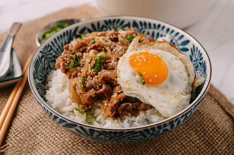 Gyudon (Japanese Beef & Rice Bowls) Rice Meat, Japanese Beef, Wok Of Life, Easy Japanese Recipes, Beef Bowls, Rice Bowls Recipes, Beef And Rice, Egg Muffins, Japanese Dishes