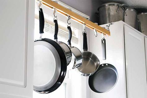 Are you desperate for more space in your kitchen? We’ve got 13 brilliant and easy ideas to quickly free up countertops and cupboards – without renovating! Clean Burnt Pots, Organizational Hacks, Pan Storage, Clean Pots, Kitchen Clutter, Kitchen Pot, Stainless Steel Cleaning, Pot Rack, Hanging Pots