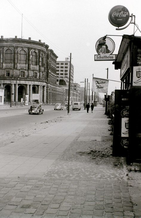 Stresemannstrasse Berlin 1960 | ^ https://de.pinterest.com/rudolfurban/westberlin-1945-1990/ 1920s Berlin, Berlin Metro, Potsdam Germany, West Berlin 1970, Berlin 1945, Bebelplatz Berlin, Vintage Germany, Berlin City, West Berlin