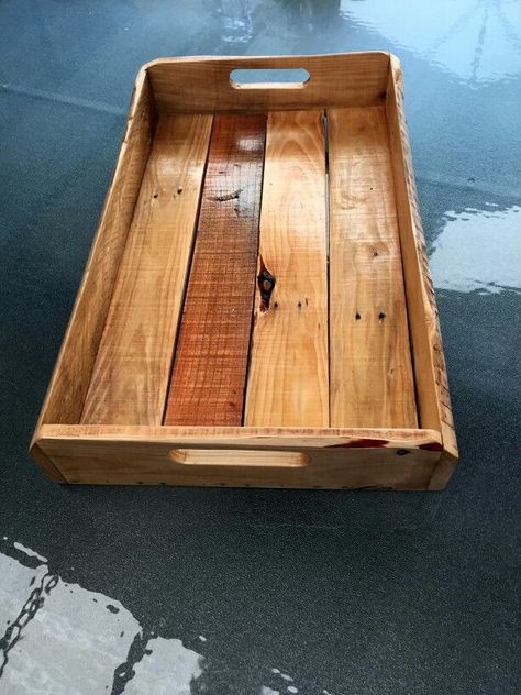 Small Woodworking Projects Ideas, Woodworking Projects Ideas, Pallet Tray, Barn Wood Crafts, Barn Wood Projects, Small Woodworking Projects, Diy Wooden Projects, Wooden Pallet Projects, Deco Originale