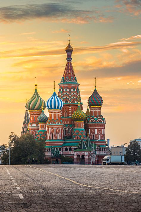 8 Best Places To Visit in Russia Visit Russia, St Basils Cathedral, St Basil's, Bolshoi Ballet, Russia Travel, Famous Places, Ancient Cities, Pretty Places, Places Around The World