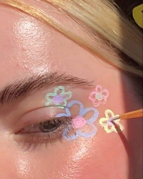 Makeup Looks Flowers, Flowers Makeup Look, Danish Pastel Makeup, Easter Eyeliner, Pastel Makeup Aesthetic, Kids Makeup Ideas, Face Painting Simple, Face Paint Ideas Aesthetic, Aesthetic Face Paint