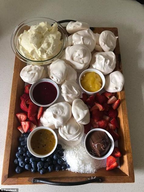 Now mums are making PANCAKE grazing platters - with spectacular results Food Platters Ideas, Pavlova Toppings, Grazing Platter Ideas, Platters Ideas, Mini Pavlova, Sharing Platters, Grazing Board, Dessert Platter, Party Food Platters